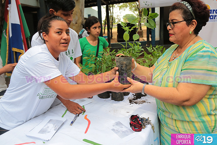 Rom&aacute;n "Chocolatito" Gonz&aacute;lez siembra un &aacute;rbol en el Instituto Ram&iacute;rez Goyena